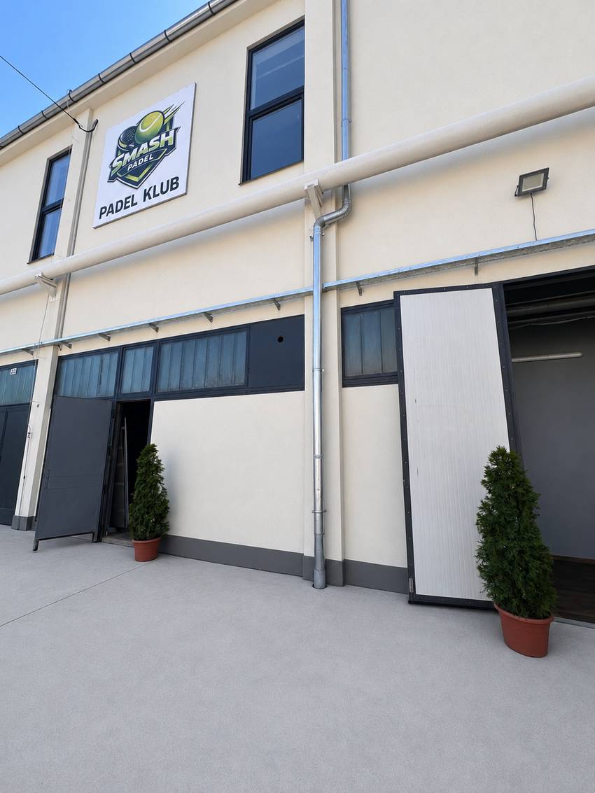 A klub bejárata a Smash Padel táblával