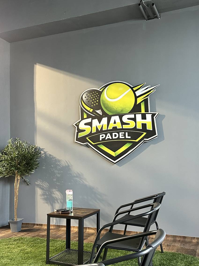 A Smash Padel logó a klub falán