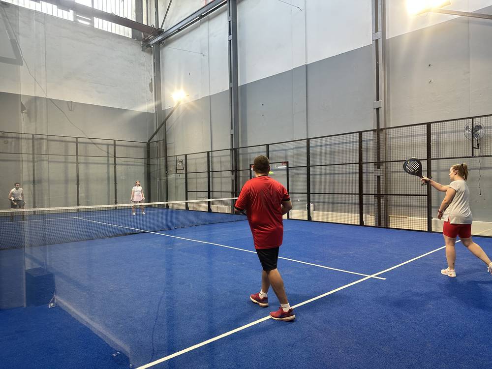 Négyen játszanak a kék padel pályán